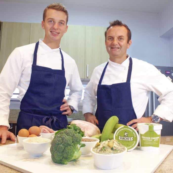 Nuestros Chefs preparando la receta de Estofado de Pollo Espinaca y Lentejas